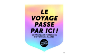 Le sticker réfléchissant à afficher sur la devanture pour être labellisé "Voyage à Nantes".