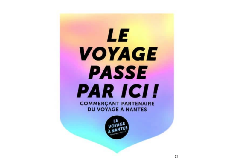 Le sticker réfléchissant à afficher sur la devanture pour être labellisé "Voyage à Nantes".